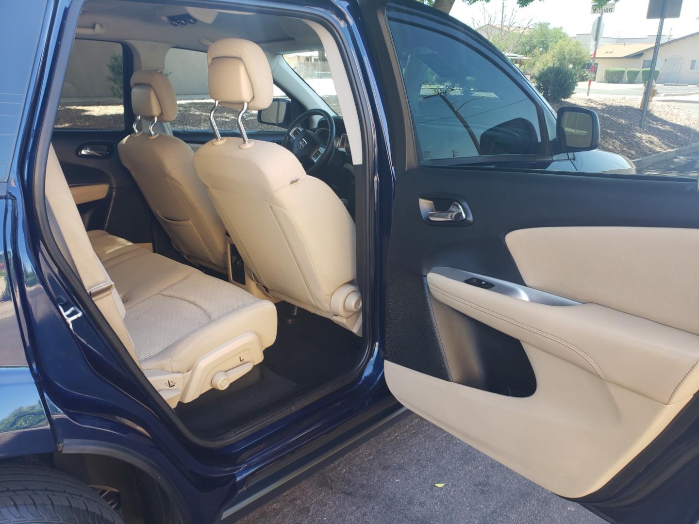 2018 /Tan and black Dodge Journey SE (3C4PDCAB1JT) with an 2.4L L4 DOHC 16V engine, 4-Speed Automatic transmission, located at 323 E Dunlap Ave., Phoenix, AZ, 85020, (602) 331-9000, 33.567677, -112.069000 - Photo#15